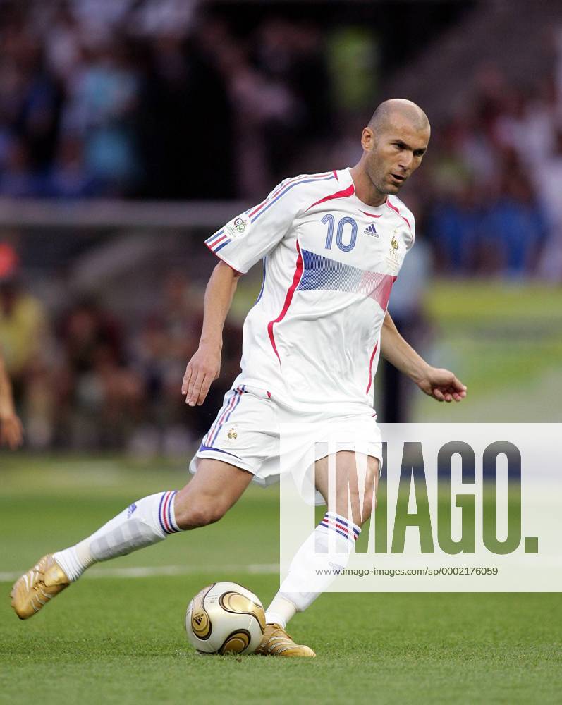 Zinedine Zidane (Frankreich) am Ball - Fußball Herren WM 2006, Länderspiel, Nationalteam, Finale, Endspiel, Nationaltrikot Einzelbild Berlin Fußball Herren WM 2006, Länderspiel, Nationalteam, Finale, Endspiel, Nationaltrikot Einzelbild Berlin