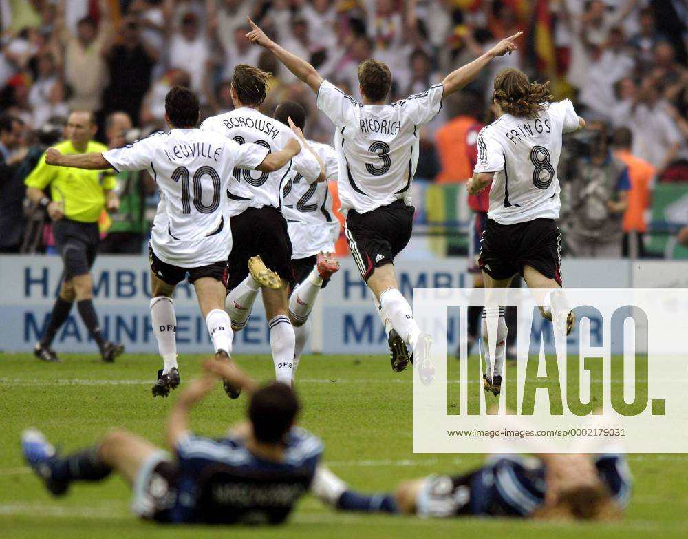 Schlussjubel Deutschland, v.li.: Oliver Neuville, Tim Borowski, David Odonkor, Arne Friedrich und Torsten Frings - Fußball WM Herren WM 2006, Länderspiel, Nationalteam, Viertelfinale, Deutschland - Argentinien 5:3 n.E. Gruppe Nationaltrikot Berlin Dynamik, Begeisterung, Freude, Fußball WM Herren WM 2006, Länderspiel, Nationalteam, Viertelfinale, Deutschland - Argentinien 5:3 n.E. Gruppe Nationaltrikot Berlin Dynamik, Begeisterung, Freude,