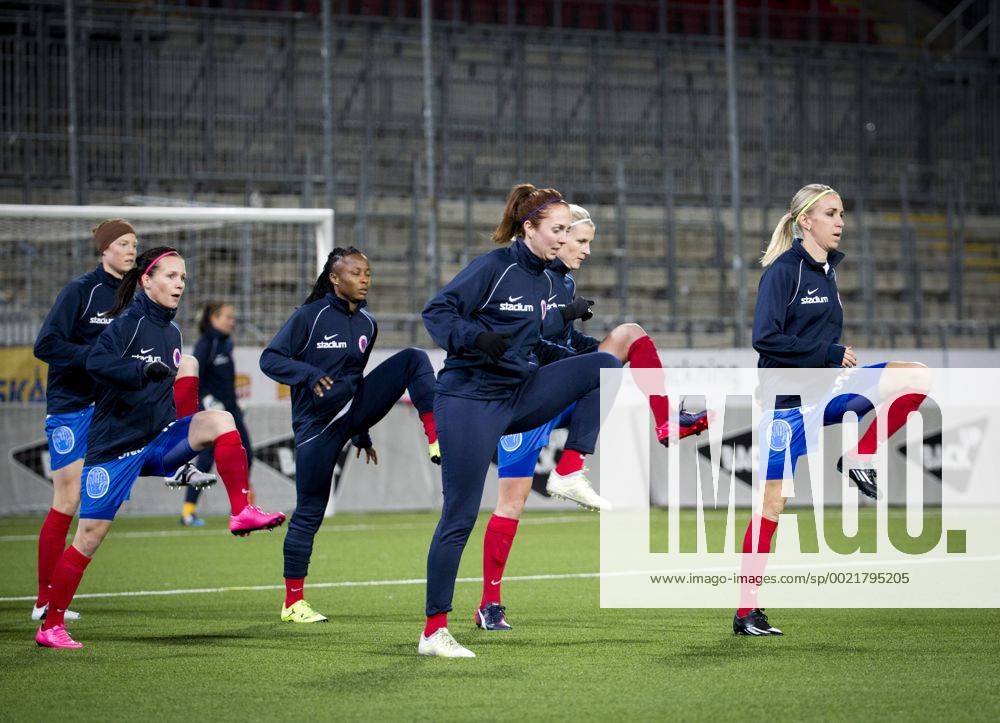 Fußball, Damen Champions League, KIF Örebro - Paris St. Germain 151111 KIF Örebro Elin Magnusson värmer upp under fotbollsmatchen i Womens Champions League mellan Kif Örebro och Paris SG den 11 november 2015 i Örebro.