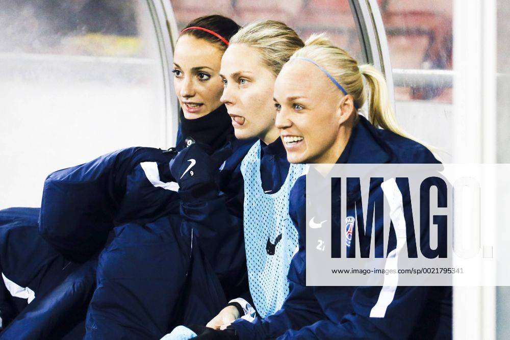Fußball, Damen Champions League, KIF Örebro - Paris St. Germain 151111 Paris Kosovare Asllani, Caroline Seger och Lisa Dahlkvist inför fotbollsmatchen i Womens Champions League mellan Kif Örebro och Paris SG den 11 november 2015 i Örebro.