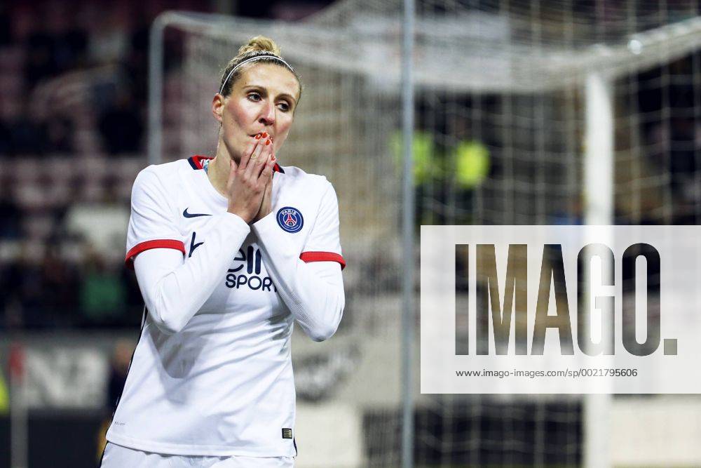 Fußball, Damen Champions League, KIF Örebro - Paris St. Germain 151111 Paris Anja Mittag deppar under fotbollsmatchen i Womens Champions League mellan Kif Örebro och Paris SG den 11 november 2015 i Örebro.