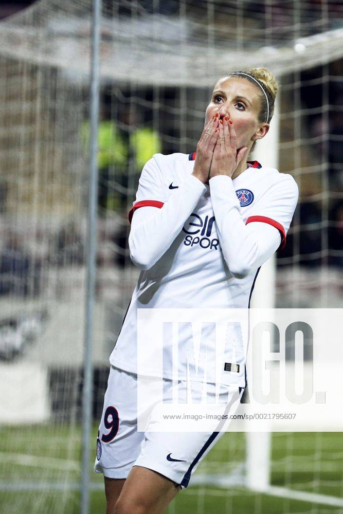 Fußball, Damen Champions League, KIF Örebro - Paris St. Germain 151111 Paris Anja Mittag deppar under fotbollsmatchen i Womens Champions League mellan Kif Örebro och Paris SG den 11 november 2015 i Örebro.
