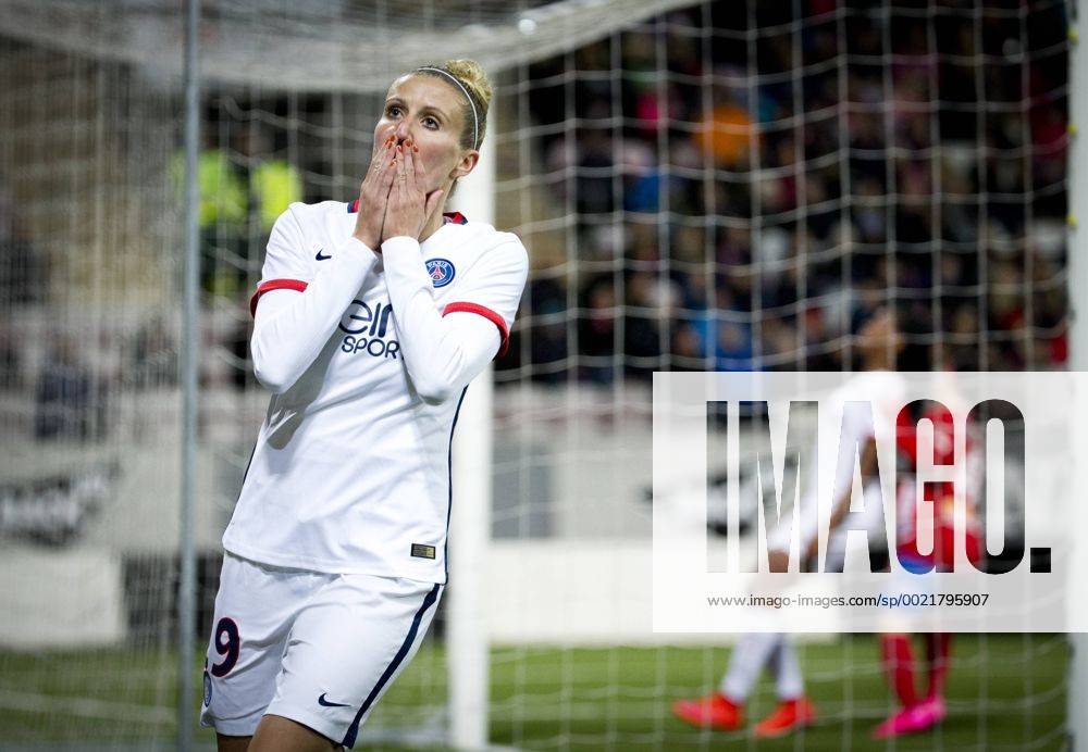 Paris SG Anja Mittag deppar under fotbollsmatchen i Womens Champions League mellan Kif Örebro och Paris SG den 11 november 2015 i Örebro.