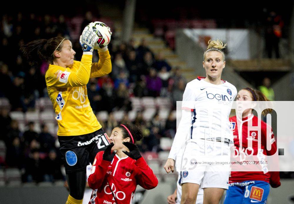 KIF Örebro malvakt Carola Söberg och Paris SG Anja Mittag under fotbollsmatchen i Womens Champions League mellan Kif Örebro och Paris SG den 11 november 2015 i Örebro.