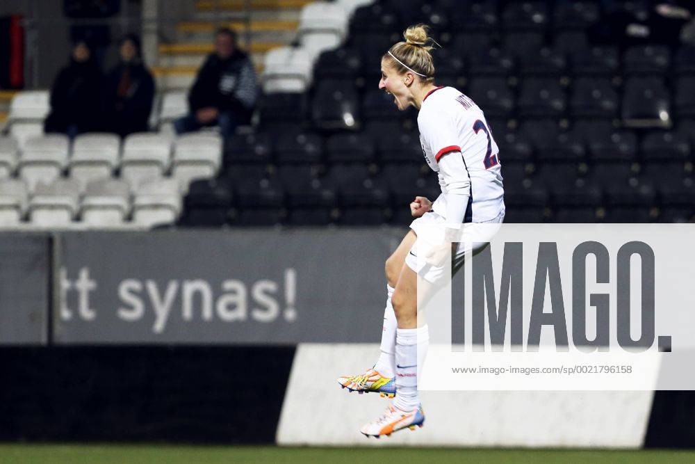 Paris Anja Mittag jublar efter 1-1 under fotbollsmatchen i Womens Champions League mellan Kif Örebro och Paris SG den 11 november 2015 i Örebro.