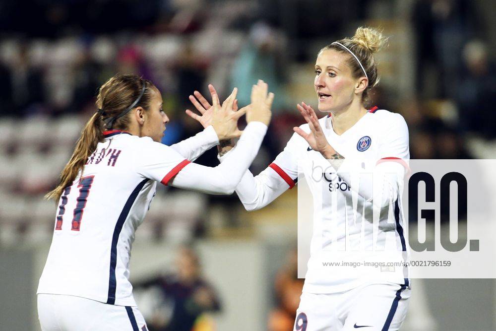 Paris Jessica Houara-d Hommeaux och Anja Mittag firar efter 1-1 av Mittag under fotbollsmatchen i Womens Champions League mellan Kif Örebro och Paris SG den 11 november 2015 i Örebro.