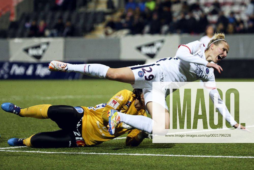 Örebros malvakt Carola Söberg och Paris Anja Mittag som faller under fotbollsmatchen i Womens Champions League mellan Kif Örebro och Paris SG den 11 november 2015 i Örebro.