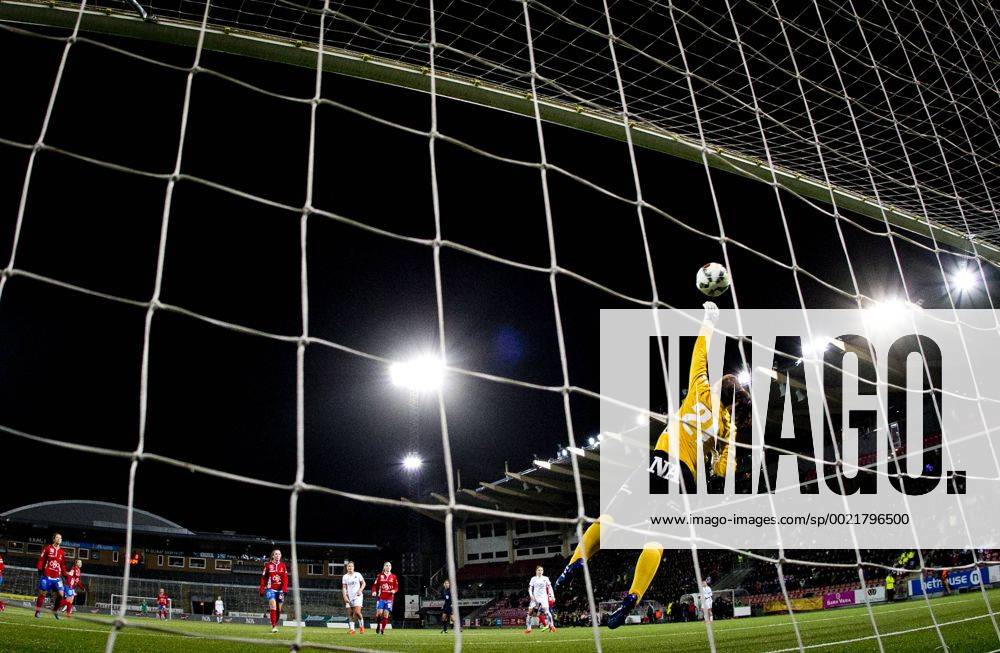 KIF Örebro malvakt Carola Söberg räddar ett skott under fotbollsmatchen i Womens Champions League mellan Kif Örebro och Paris SG den 11 november 2015 i Örebro.