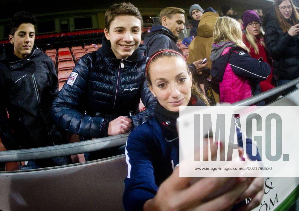 Paris SG Kosovare Asllani tar en selfie med en supporter under fotbollsmatchen i Womens Champions League mellan Kif Örebro och Paris SG den 11 november 2015 i Örebro.