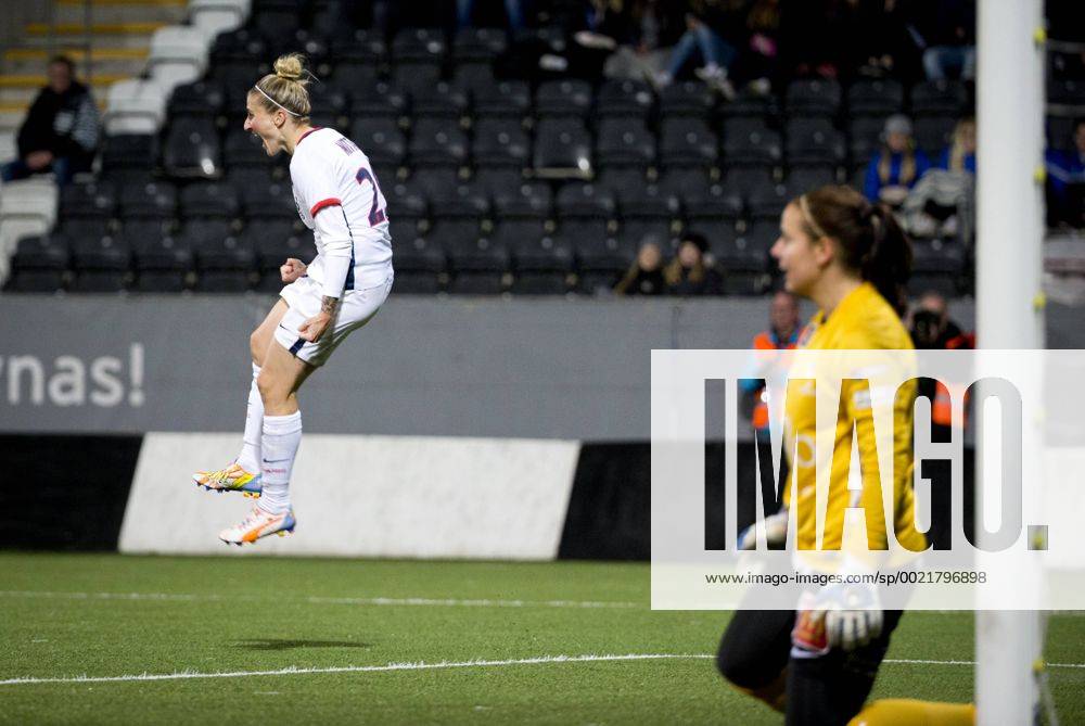 Fußball, Damen Champions League, KIF Örebro - Paris St. Germain 151111 Paris SG Anja Mittag gör 1-1 och jublar under fotbollsmatchen i Womens Champions League mellan Kif Örebro och Paris SG den 11 november 2015 i Örebro.