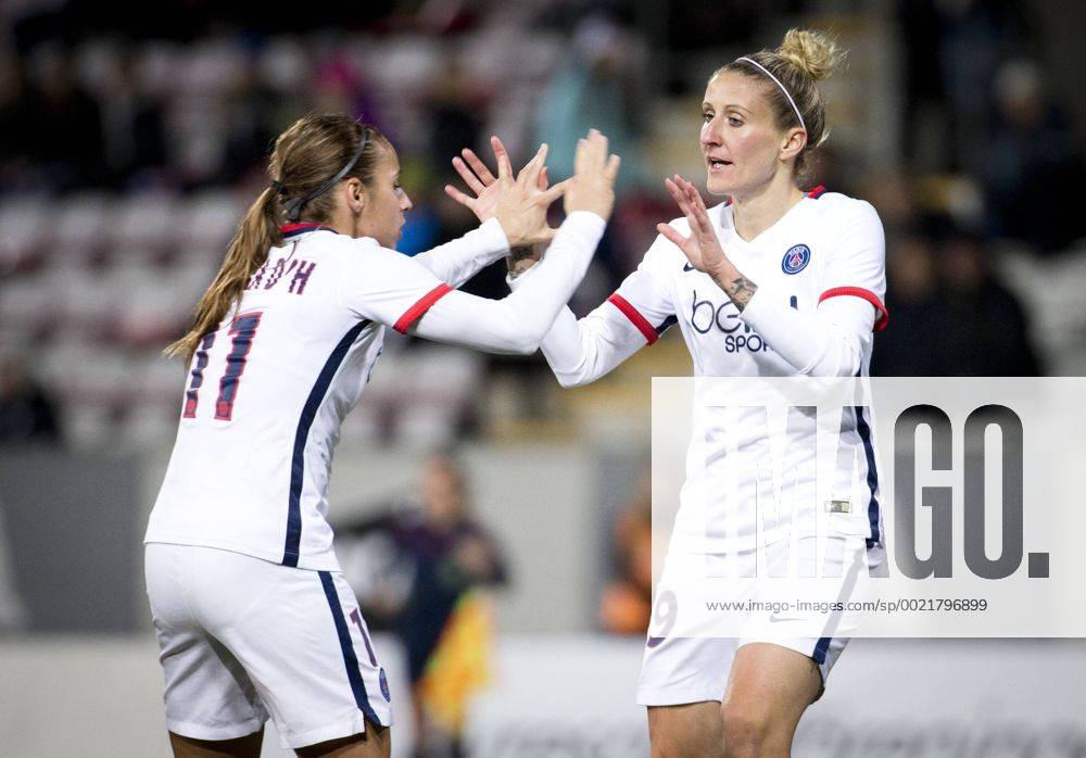 Fußball, Damen Champions League, KIF Örebro - Paris St. Germain 151111 Paris SG Anja Mittag gör 1-1 och jublar med Jessica Houara-d Hommeaux under fotbollsmatchen i Womens Champions League mellan Kif Örebro och Paris SG den 11 november 2015 i Örebro.