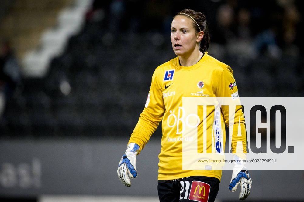 Fußball, Damen Champions League, KIF Örebro - Paris St. Germain 151111 KIF Örebro malvakt Carola Söberg under fotbollsmatchen i Womens Champions League mellan Kif Örebro och Paris SG den 11 november 2015 i Örebro.