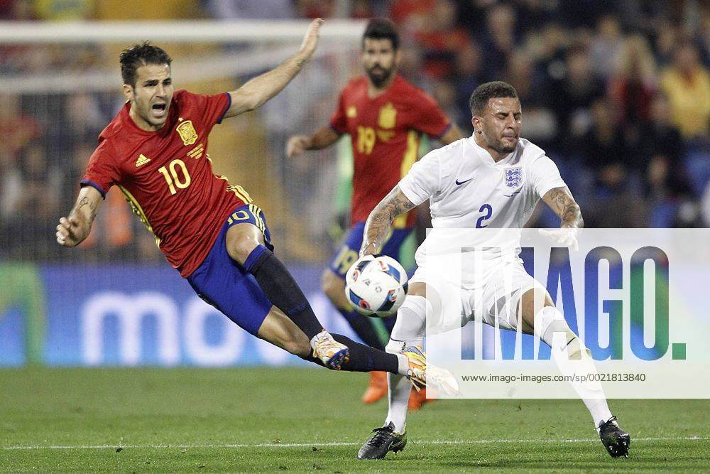 Spain s Cesc Fabregas (l) and England s Kyle Walker during International Friendly Länderspiel match. November 13,2015. (2015111313)