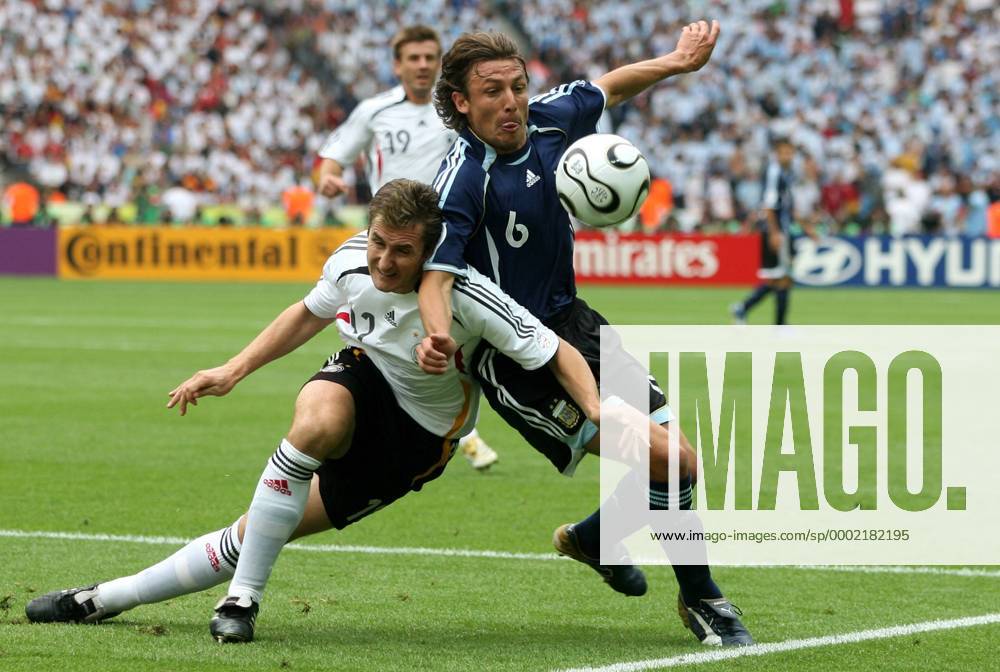 Miroslav Klose (Deutschland, li.) gegen Gabriel Heinze (Argentinien) Fußball WM Herren WM 2006, Länderspiel, Nationalteam, Viertelfinale, Nationaltrikot, Deutschland - Argentinien 5:3 n.E Gruppe Berlin Dynamik, Kampf, Fußball WM Herren WM 2006, Länderspiel, Nationalteam, Viertelfinale, Nationaltrikot, Deutschland - Argentinien 5:3 n.E Gruppe Berlin Dynamik, Kampf,