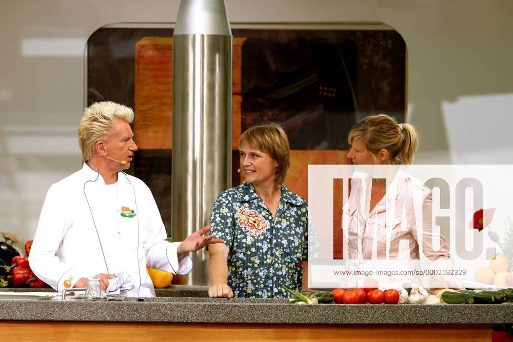 Jutta Kleinschmidt (Mitte), Fernsehkoch Armin Roßmeier und Moderatorin Andrea Kiewel (alle Deutschland) in der Fernsehküche vom ZDF Fernsehgarten Motorsport Damen ZDF Fernsehgarten 2006, Sendung, Fernsehsendung, Rallye, Rallyesport Gruppe Mainz Motorsport Damen ZDF Fernsehgarten 2006, Sendung, Fernsehsendung, Rallye, Rallyesport Gruppe Mainz