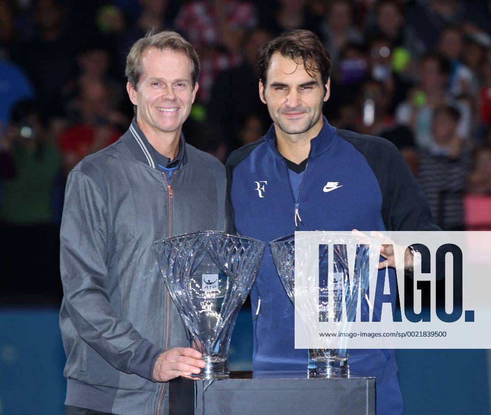 Tennis, Roger Federer gewinnt ATP-Turnier in London TENNIS - ATP Tennis Herren World Tour Finals 2015 LONDON,ENGLAND,15.NOV.15 - TENNIS - ATP World Tour, World Tour Finals 2015. Image shows Stefan Edberg and Roger Federer (SUI). Keywords: trophy. GEPAxpictures Grieves