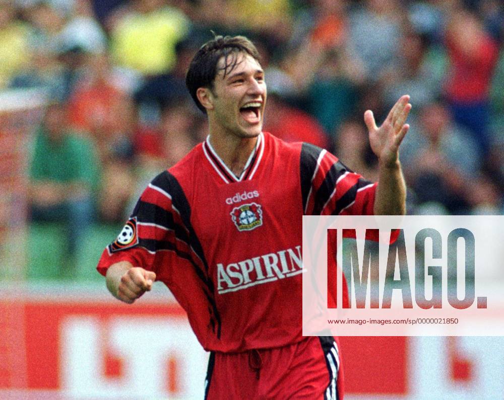 Nico Kovac jubelt Fußball 1. BL Herren Saison 1997 98: Bayer 04 Leverkusen - Karlsruher SC 6:1 Einzelbild Haberland-Stadion Leverkusen Freude,