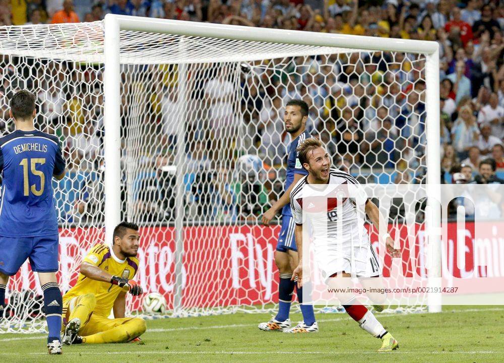 - Fussball - Nationalteam - Länderspiel - FIFA WM 2014 - Finale - Deutschland vs Argentinien - Mario Götze erzielt das Tor zum 1:0 gegen Sergio Romero. - ZUMAgl2_