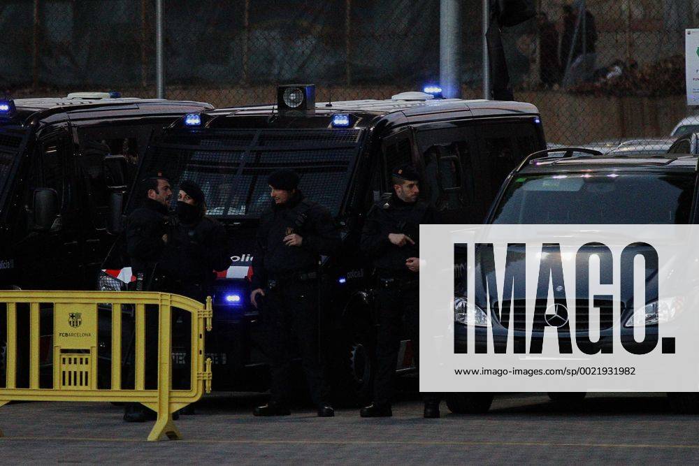 FuÃŸball, Champions League, Sicherheitsvorkehrungen in Barcelona 24.11.2015. Nou Camp, Barcelona, Spain. Champions League. Barcelona versus AS Roma. Police checkpoints who will inspect all visitors and fans for safety Boludax ActionPlus11684056