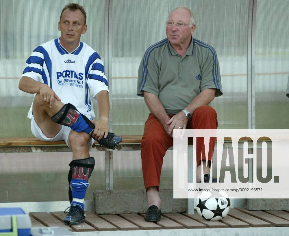 Andreas Thom (li.) und Uwe Seeler (beide Deutschland) auf der Bank Fußball Herren Benefizspiel 2003, Benefiz, Vdig Gruppe Fußball Herren Benefizspiel 2003, Benefiz, Vdig Gruppe