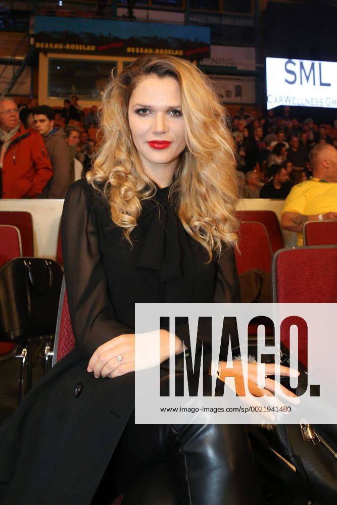 Model und Fernsehdarstellerin Sara Kulka (POL) - Prominente am Ring zum Schwergewichtskampf um die WBO Youth Weltmeisterschaft Tom Schwarz (SES Boxing,GER) vs. Ilja Mezencev (GER) in der Anhalt Arena in Dessau - Einzelbild,Deutschland, Boxen, Frau