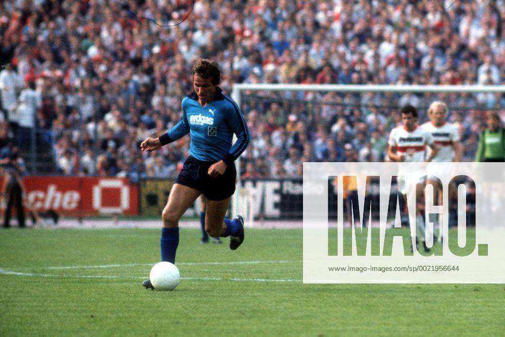 VfB Stuttgart - Borussia Mönchengladbach: Jupp Heynckes (Mönchengladbach) am Ball