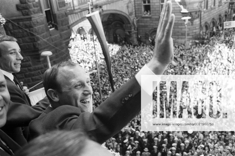 Empfang der Fussballnationalmannschft in Frankfurt nach der Fussball-Weltmeisterschaft 1966 Uwe Seeler und Horst Höttges ( links) auf dem Balkon winken den Fanmassen zu HM