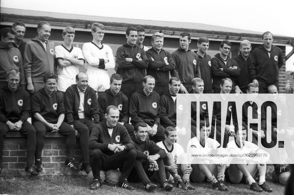 Fussball-Weltmeisterschaft 1966 Aufgebot Deutschland oben v.links: Erich Deuser, Jürgen Grabowski, Sepp Maier, Hans Tilkowski, Max Lorenz, Helmut Haller, Franz Beckenbauer, Wolfgang Weber, Wolfgang Overath, Karl-Heinz Schnellinger, Uwe Seeler, Mitte v.l. Sigfried Held, Albert Brülls, Trainer Helmut Schön, Bernd Patzke, Willi Schulz, Horst-Dieter Höttges, Klaus-Dieter Sieloff, Wolfgang Paul, Werner Krämer, Co-Trainer Dettmar Cramer,unten v.l. Co-Trainer Udo Lattek, Günter Bernard, Heinz Hornig, Lothar Emmerich, Friedel Lutz. HM