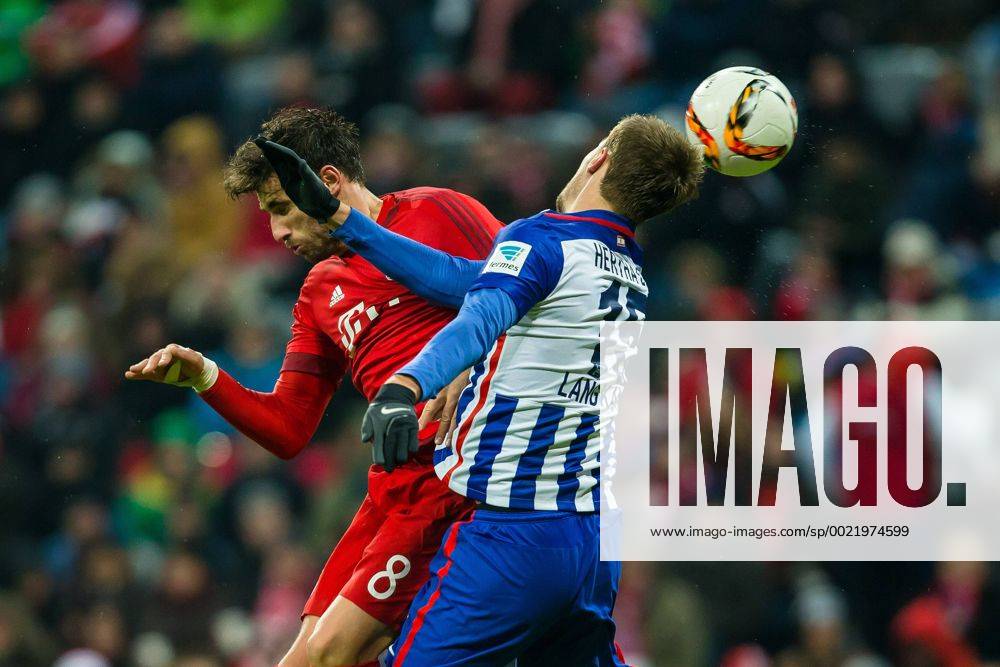 Samstag, 28.11.2015, 1. Bundesliga, Saison 2015 2016, 14. Spieltag in Muenchen, FC Bayern Muenchen - Hertha BSC, v-l Javier Martinez (FC Bayern 8) Sebastian Langkamp (Hertha BSC 15) DeFodi507