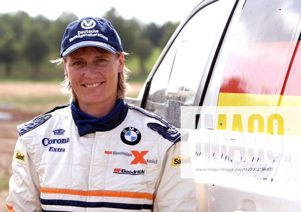 Jutta Kleinschmidt (Deutschland) gut gelaunt neben ihrem BMW X3CC Motorsport Damen ZDF Fernsehgarten 2006, Sendung, Fernsehsendung, Rallye, Rallyesport Einzelbild Mainz Motorsport Damen ZDF Fernsehgarten 2006, Sendung, Fernsehsendung, Rallye, Rallyesport Einzelbild Mainz