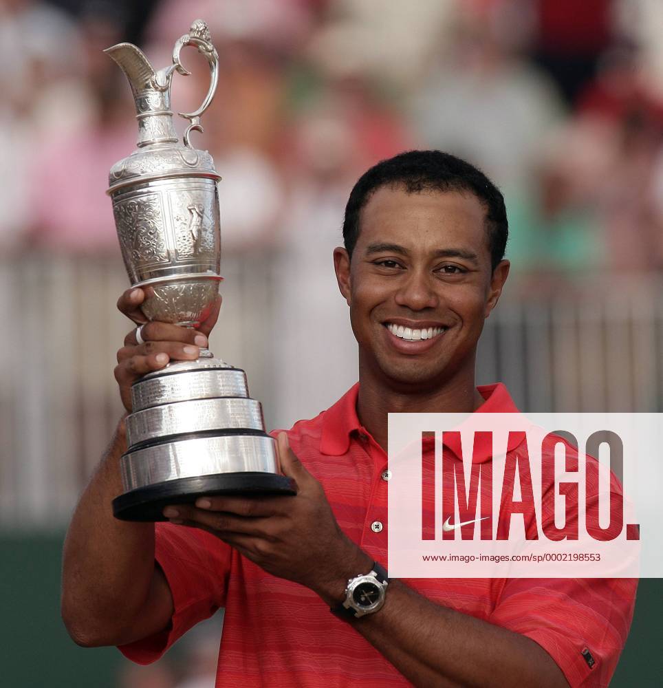 Eldrick Tiger Woods (USA) gewinnt die British Open 2006 und präsentiert die - Claret Jug - bei der Siegerehrung - (LON2006072304) Golf Herren British Open Championship 2006, PGA European Tour Einzelbild Hoylake Liverpool Freude, Golf Herren British Open Championship 2006, PGA European Tour Einzelbild Hoylake Liverpool Freude,
