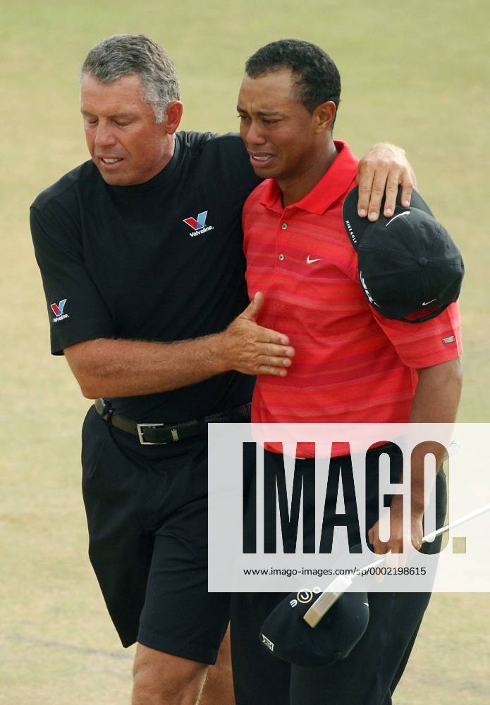 Tiger Woods (USA, re.) gewinnt die British Open 2006 als erstes Turnier seit dem Tod seines Vaters und läßt seinen Emotionen freien Lauf, sein Caddie Steve Williams (Neuseeland) steht ihm zur Seite - (LON2006072329) Golf Herren British Open Championship 2006, PGA European Tour Gruppe Hoylake Liverpool Glück, Begeisterung, Freude, Kameradschaft, Golf Herren British Open Championship 2006, PGA European Tour Gruppe Hoylake Liverpool Glück, Begeisterung, Freude, Kameradschaft,