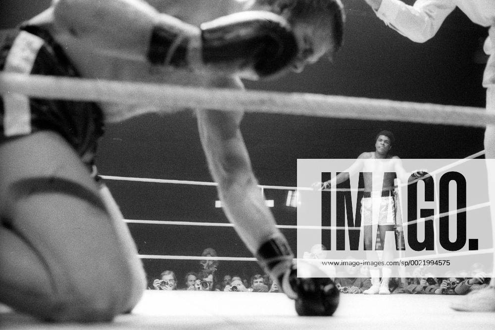Muhammad Ali (USA) in der neutralen Ecke, Jürgen Blin (BR Deutschland) am Boden