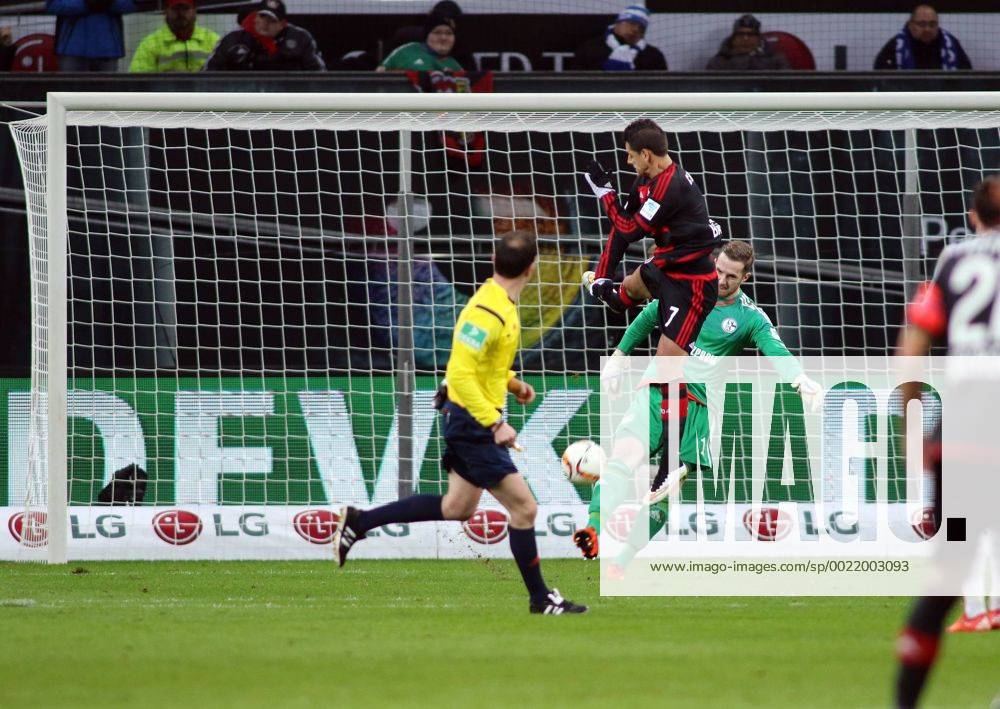 Chicharito Javier Hernandez (Bayer 04 Leverkusen) und Ralf Fährmann (FC Schalke 04) beim BL-Spiel (Saison 2015 16) Bayer 04 Leverkusen - FC Schalke 04.