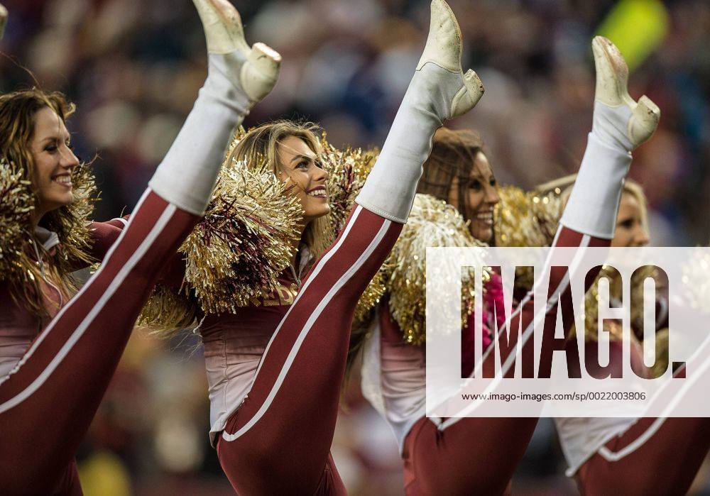 Nov. 29, 2015 - Landover, Maryland, U.S - Cheerleaders perform during the game between the New York Giants and the Washington Redskins. The Redskins beat the Giants 20-14 at FedEx Field in Landover, Maryland. NFL American Football Herren USA 2015 - Redskins beat Giants 20-14 - ZUMAr118