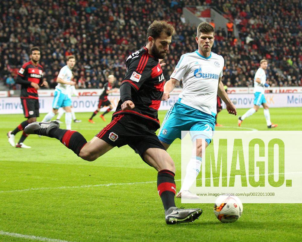 Leverkusen Admir Mehmedi ( 14, Bayer 04 Leverkusen) mit Klaas-Jan Huntelaar ( 25, FC Schalke 04), Bayer 04 Leverkusen - FC Schalke 04, Fussball, 1. Bundesliga, 29.11.2015,