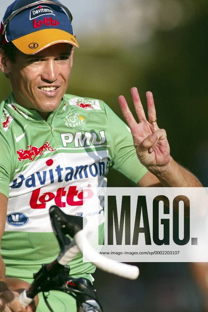 Robbie McEwen (Australien Davitamon Lotto) zeigt an das er das grüne Trikot zum dritten Mal gewonnen hat - Radsport Herren Tour de France 2006 ProTour Straße Rad Straßenradsport Einzelbild Robby Mc Ewen Mac MacEwen 20. Etappe: Sceaux Antony - Paris Freude, Radsport Herren Tour de France 2006 ProTour Straße Rad Straßenradsport Einzelbild Robby Mc Ewen Mac MacEwen 20. Etappe: Sceaux Antony - Paris Freude,