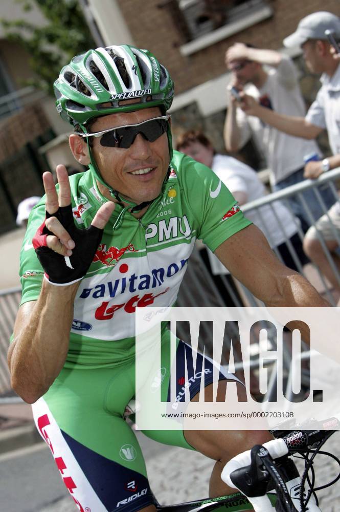 Robbie McEwen (Australien Davitamon Lotto) zeigt an das er das grüne Trikot zum dritten Mal gewonnen hat - Radsport Herren Tour de France 2006 ProTour Straße Rad Straßenradsport Einzelbild Robby Mc Ewen Mac MacEwen 20. Etappe: Sceaux Antony - Paris Freude, Radsport Herren Tour de France 2006 ProTour Straße Rad Straßenradsport Einzelbild Robby Mc Ewen Mac MacEwen 20. Etappe: Sceaux Antony - Paris Freude,