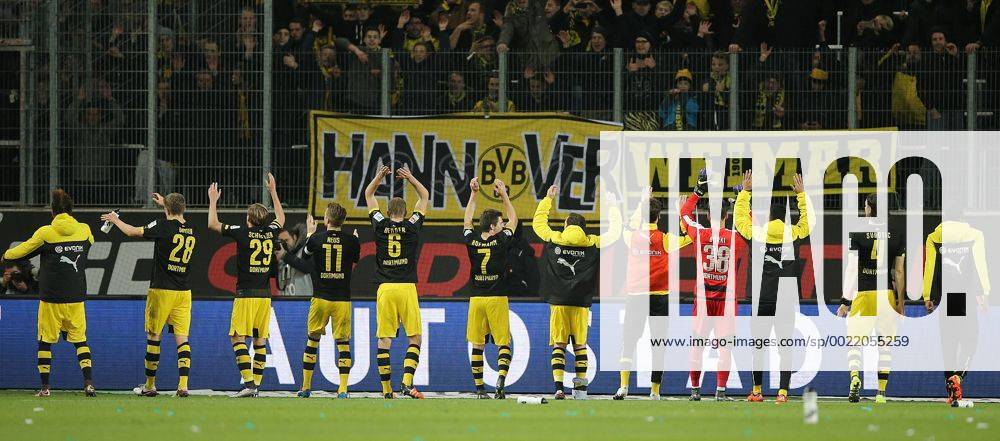Die Dortmunder Mannschaft feiert den Sieg mit den fans