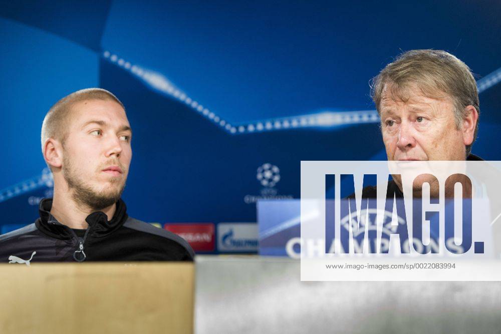 Fußball, Champions League, PK Malmö FF in Madrid 151207 Malmö FFs Anton Tinnerholm tränare ge Hareide under en träning och presskonferens den 7 december 2015 i Madrid.