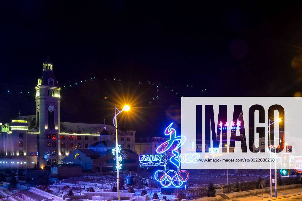 Olympia 2022, Fotostory Ski-Resort Zhangjiakou Night view of Chongli county, Zhangjiakou city, north China s Hebei province, 3 December 2015. Having competed at the Winter Olympics twice since 2010, Norwegian snowboarder Stale Sandbech is familiar with world-class ski resorts. But the experience of training at the Genting Resort Secret Garden in Zhangjiakou, Hebei province, went beyond his expectations. As a proposed venue for snow sports in Beijing s 2022 Olympics plan, Secret Garden, a ski and tourism complex in Zhangjiakou s Chongli county, about 220 kilometers northwest of Beijing, has finished the initial design for freestyle skiing and snowboarding, and will cooperate with foreign event and resort operators to complete the rest of its facilities to high standards, the resort announced last week. The two snow events will be held on refurbished trails and at a new snowboard park designed by Ecosign, a Canadian resort-planning company that served the 2010 and 2014 Winter Olympics. The park will have Asia s biggest half-pipe and International Ski Federation-standard slopestyle courses, according to the resort s plan. Ski resort in Zhangjiakou on track for world-class status 20151207_51832