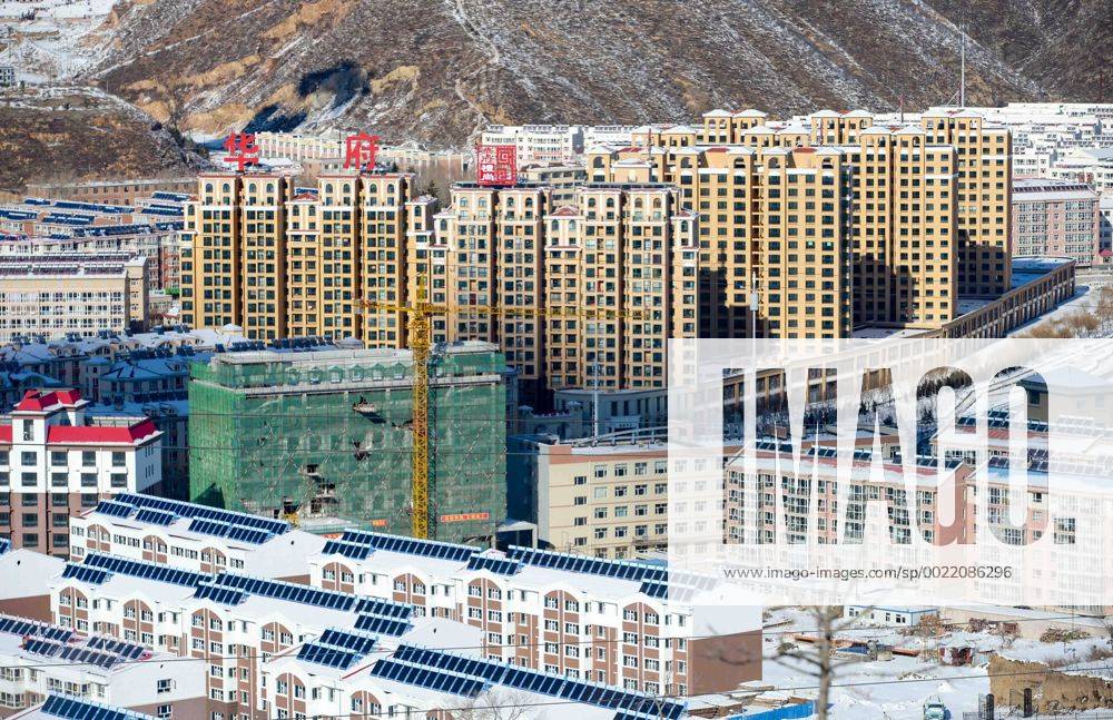 Olympia 2022, Fotostory Ski-Resort Zhangjiakou Cityscape of Chongli county, Zhangjiakou city, north China s Hebei province, 4 December 2015. Having competed at the Winter Olympics twice since 2010, Norwegian snowboarder Stale Sandbech is familiar with world-class ski resorts. But the experience of training at the Genting Resort Secret Garden in Zhangjiakou, Hebei province, went beyond his expectations. As a proposed venue for snow sports in Beijing s 2022 Olympics plan, Secret Garden, a ski and tourism complex in Zhangjiakou s Chongli county, about 220 kilometers northwest of Beijing, has finished the initial design for freestyle skiing and snowboarding, and will cooperate with foreign event and resort operators to complete the rest of its facilities to high standards, the resort announced last week. The two snow events will be held on refurbished trails and at a new snowboard park designed by Ecosign, a Canadian resort-planning company that served the 2010 and 2014 Winter Olympics. The park will have Asia s biggest half-pipe and International Ski Federation-standard slopestyle courses, according to the resort s plan. Ski resort in Zhangjiakou on track for world-class status 20151207_68411