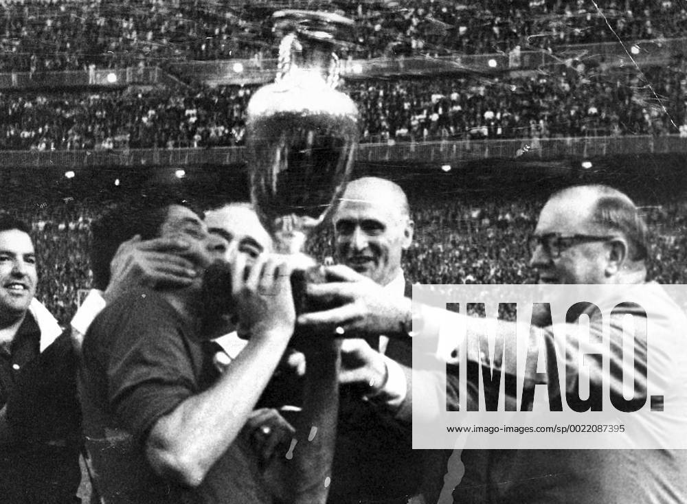 Fernando Olivella (ESP) bekommt von FIFA Präsident Sir Stanley Rous Pokal. MANZANO ARCHIVOxMARCAx