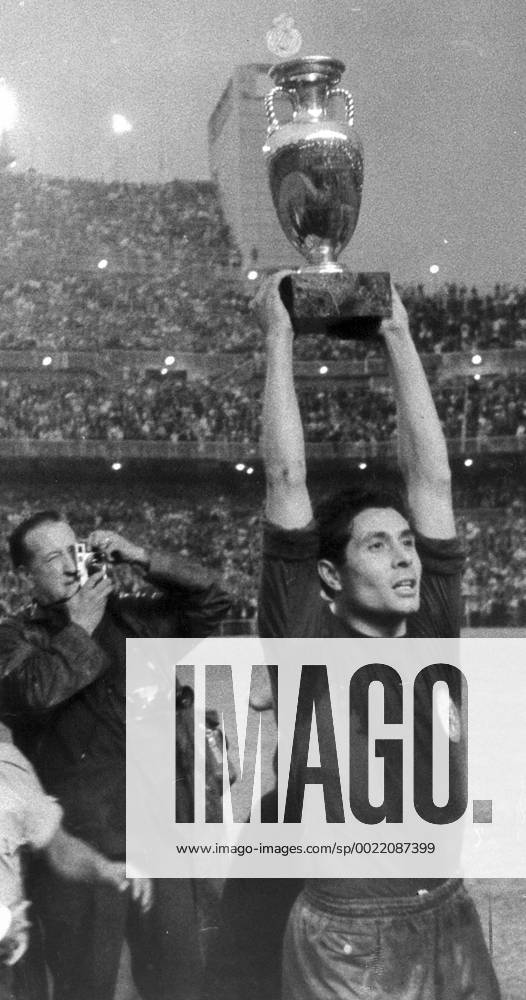 Fernando Olivella - Europameister 1964 präsentiert den Pokal - xZARKHIJO ARCHIVOxMARCAx