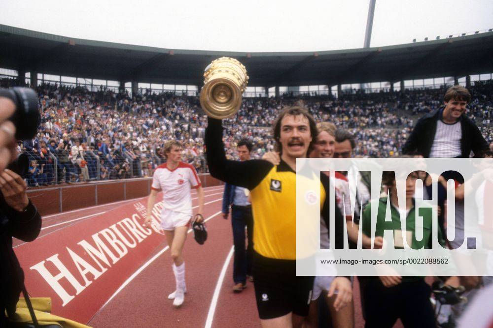 Fortuna Düsseldorf gewinnt den DFB-Pokal: Torwart Jörg Daniel mit der Trophäe