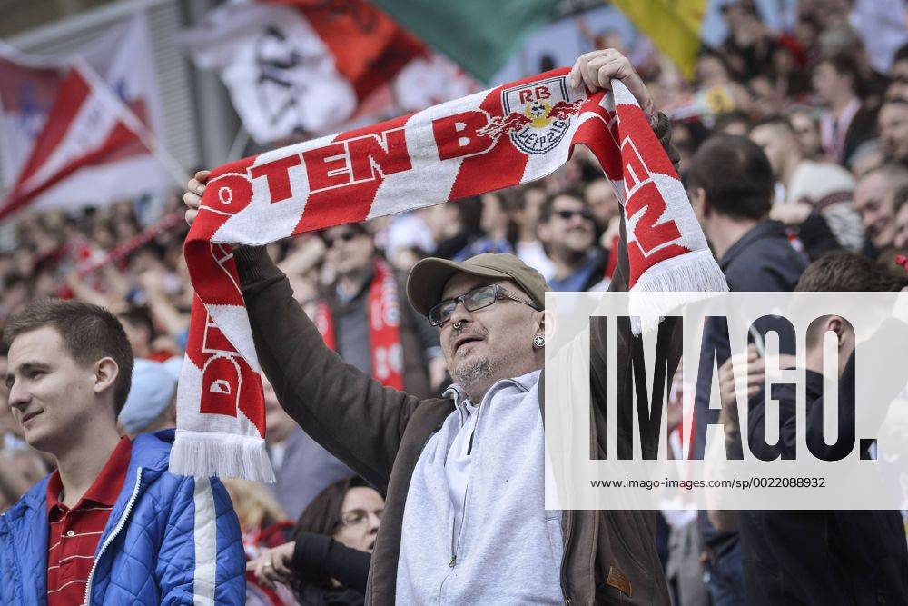 RB Leipzig siegt gegen Darmstadt, 19.04.2014 ; 35. Spieltag , RB Leipzig gegen SV Darmstadt 98 , RasenBallSport Leipzig , Fußball , , Lokalsport , Jubelszenen , Abpfiff Feier und Jubel nach dem Spiegel - Der RBLeipzig hat am Samstag (19.04.2014) in der RedBull Arena mit einem 1-0 gegen den SV Darmstadt gesiegt. Der Aufstieg wird für die Roten Bullen somit immer wahrscheinlicher.