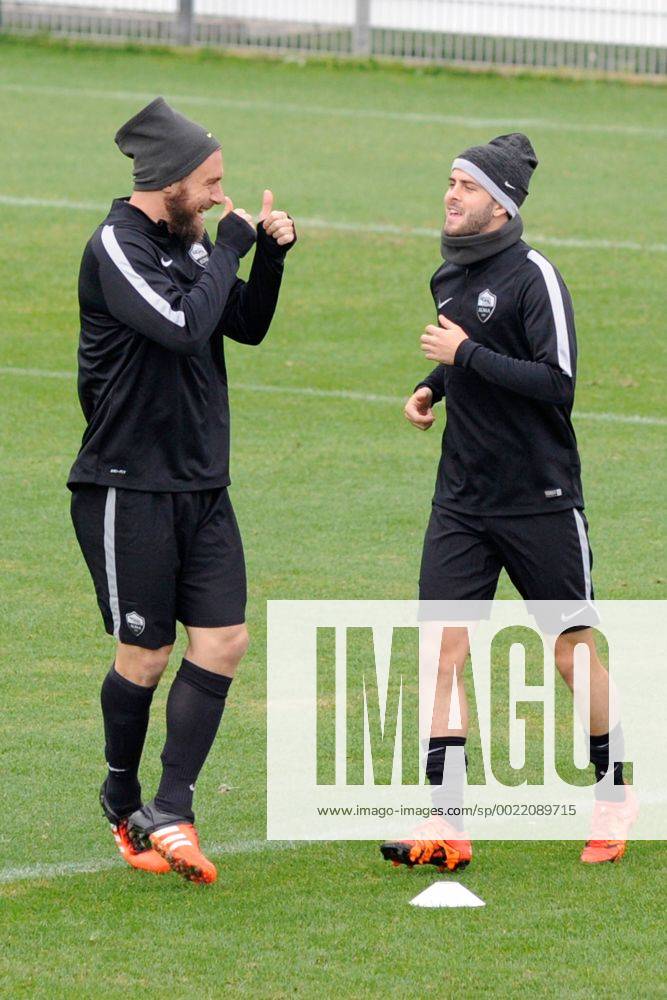 Fußball, Champions League, AS Rom Training 08.12.2015. Technical Center Fulvio Bernardini, Rome, Italy. Uefa Champions League, GroupStage. Final training session AS Roma before their game with BATE on 9th Dec. De Rossi and Pjanic togheter xACTIVAx ActionPlus11687117