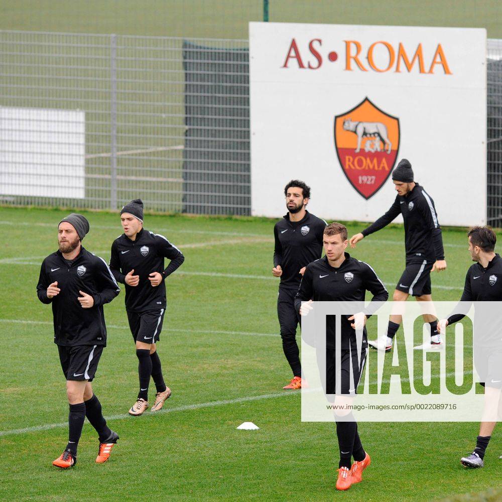 Fußball, Champions League, AS Rom Training 08.12.2015. Technical Center Fulvio Bernardini, Rome, Italy. Uefa Champions League, GroupStage. Final training session AS Roma before their game with BATE on 9th Dec. the roma s group xACTIVAx ActionPlus11687118