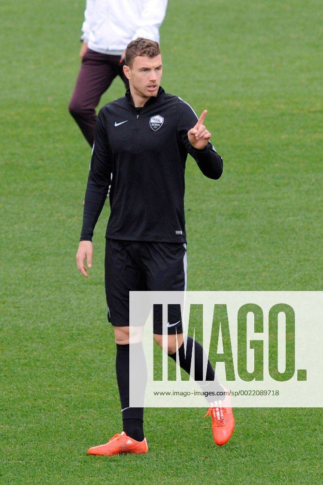 Fußball, Champions League, AS Rom Training 08.12.2015. Technical Center Fulvio Bernardini, Rome, Italy. Uefa Champions League, GroupStage. Final training session AS Roma before their game with BATE on 9th Dec. Edin Dzeko xACTIVAx ActionPlus11687120