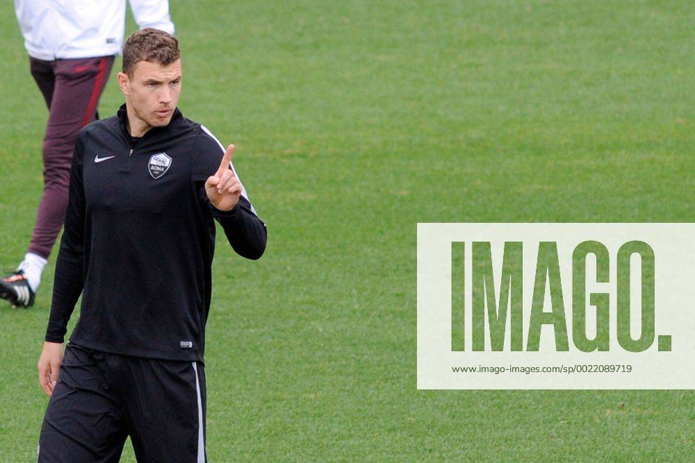Fußball, Champions League, AS Rom Training 08.12.2015. Technical Center Fulvio Bernardini, Rome, Italy. Uefa Champions League, GroupStage. Final training session AS Roma before their game with BATE on 9th Dec. Edin Dzeko xACTIVAx ActionPlus11687121
